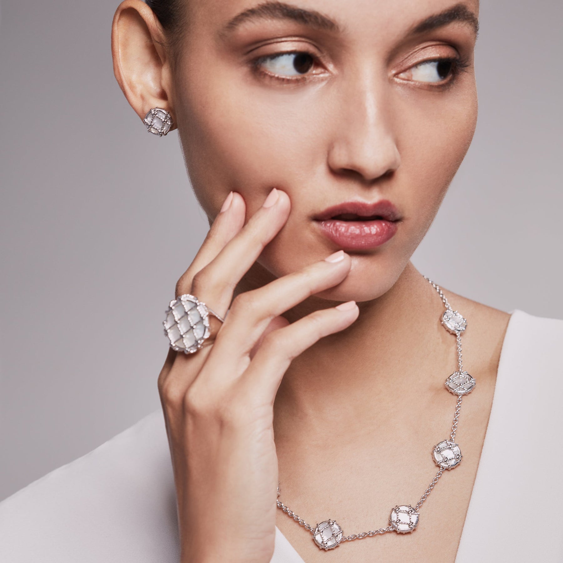 Isola Station Necklace with Mother of Pearl