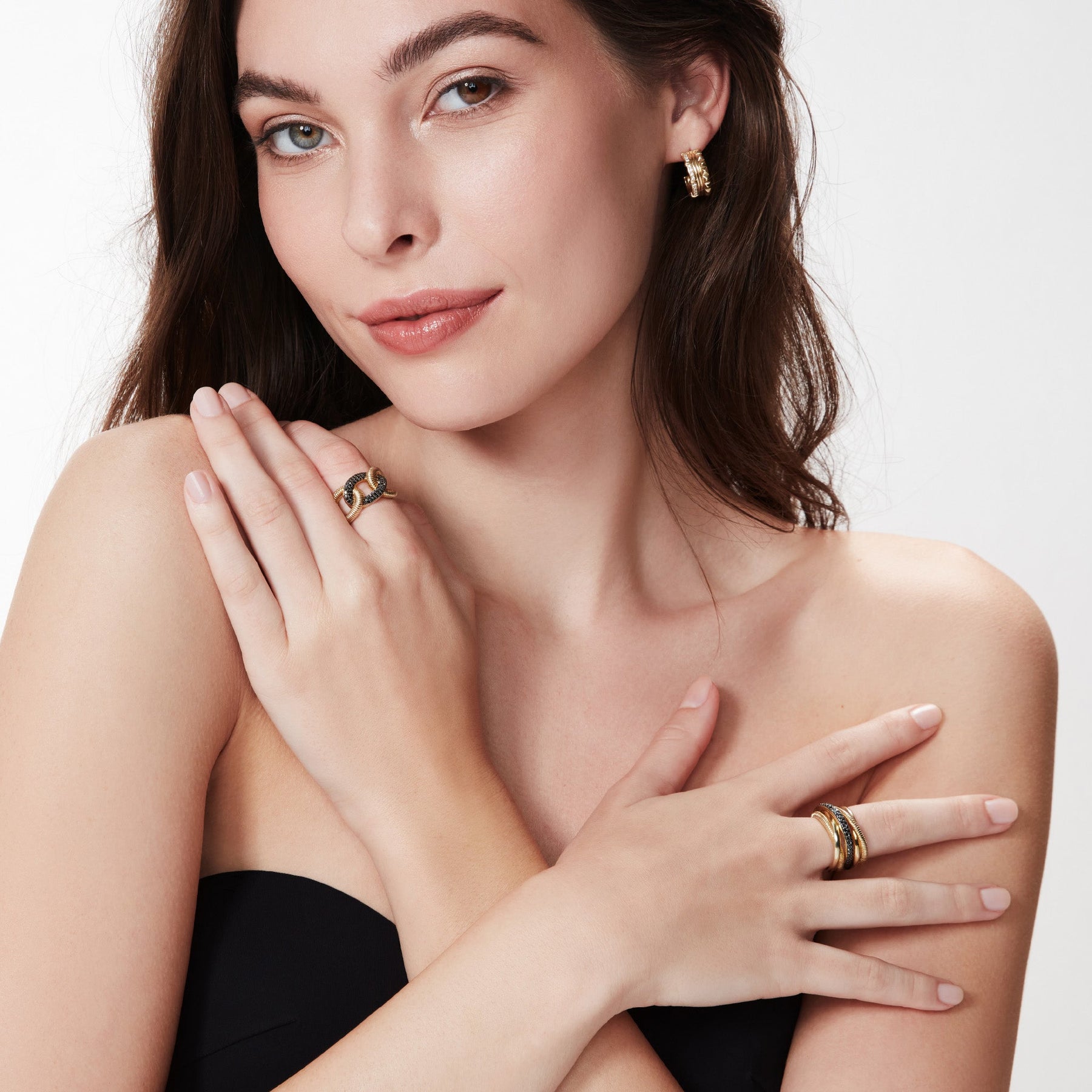 Eternity Interlocking Link Ring with Black Diamonds in 18K