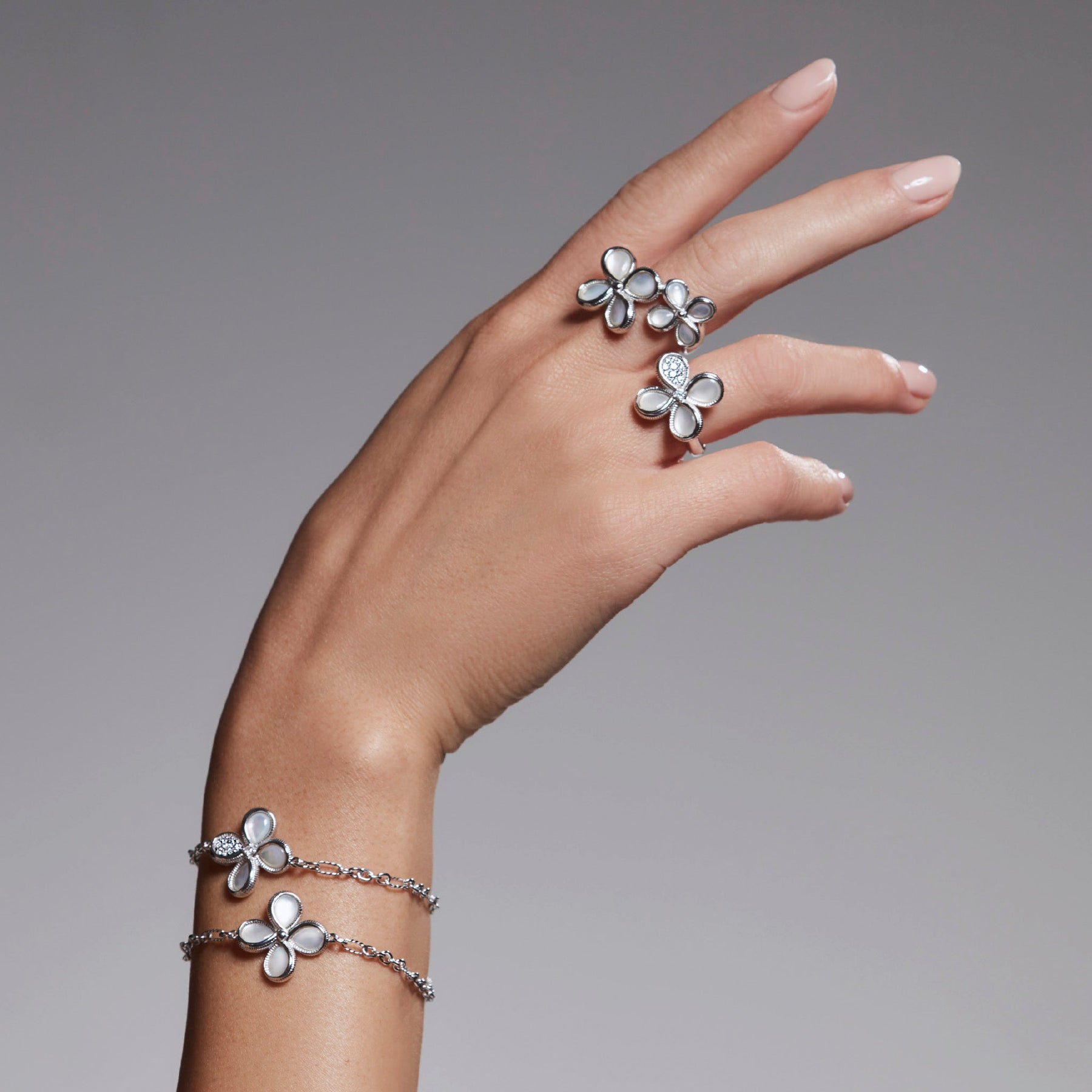 Jardin Double Flower Ring With Mother of Pearl